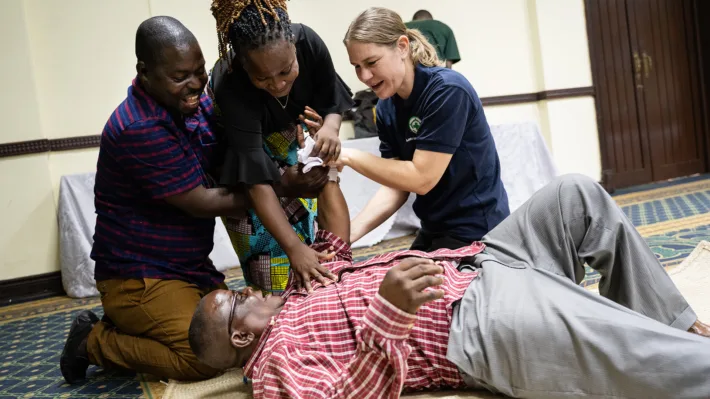 Her samarbeider Benedito Joaquim Barros, Sabina Romão Quelimane og Helene Tungland om å stoppe en større blødning på Pedro Muroto Camela.
