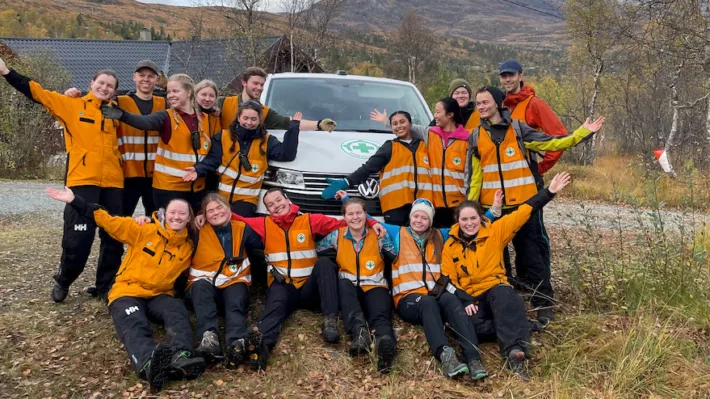 Med støtte frå Stiftelsen Dam har Norsk Folkehjelp Sanitet Haukeland no kjøpt ny bil. Takk vere velvillige gardeigarar får bilen stå gratis i eit parkeringshus like ved depotet.