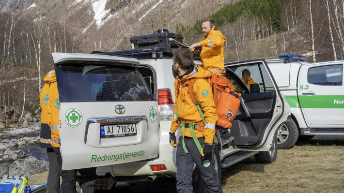 Kristoffer Christiansen og Øystein Nerland viser fram de mobile basestasjonene som skal hjelpe dem under søk- og redningsaksjoner.