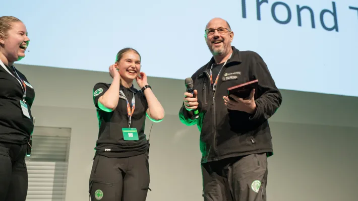 Synne Hegelstad, Beate Liberg og Trond Thoresen smiler etter overrekkelsen av prisen for årets ildjsel.