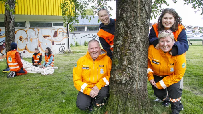 Ny og gammel ledelse i Sanitetsungdommen i Stavanger: Oddgeir og Janniche Dagsland har ledet ungdomsarbeidet siden 2018. Nå overlates styringen mer og mer til ny voksenleder Victoria Dagsland (t.h.) og ny ungdomsleder Ane Nilsson Horneland (t.v.).
