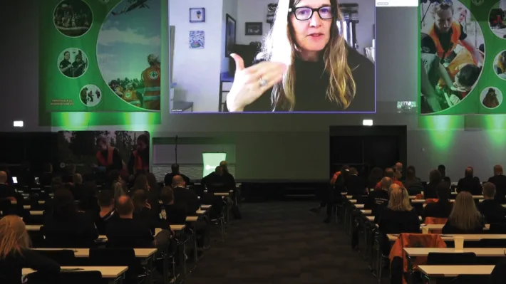 Laura McGladrey holdt foredrag om stress-reaksjoner på Fagkonferanse Sanitet 2023.