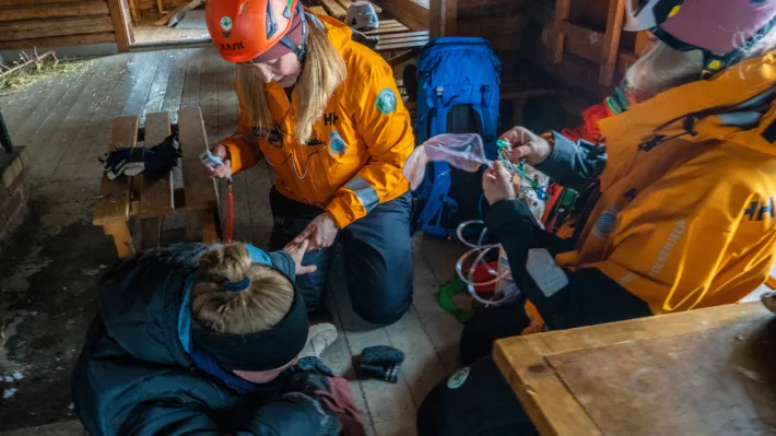 De frivillige i Norsk Folkehjelp Åmli og Norsk Folkehjelp Arendal trener på realistiske scenarier.