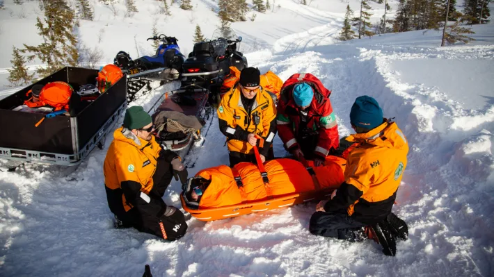 Eivind harsvik og Torfinn krogstad trener på pasientbehandling.