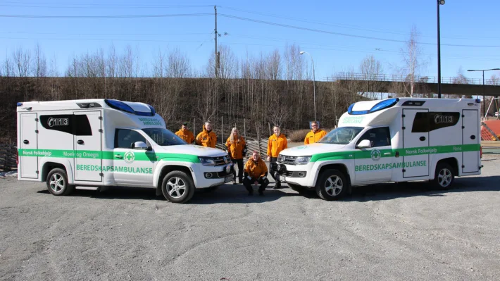 Norsk Folkehjelp Moelv og Omegn og Norsk Folkehjelp Rena med de nye beredskapsambulansene som var klare for innsats til påskeferien.