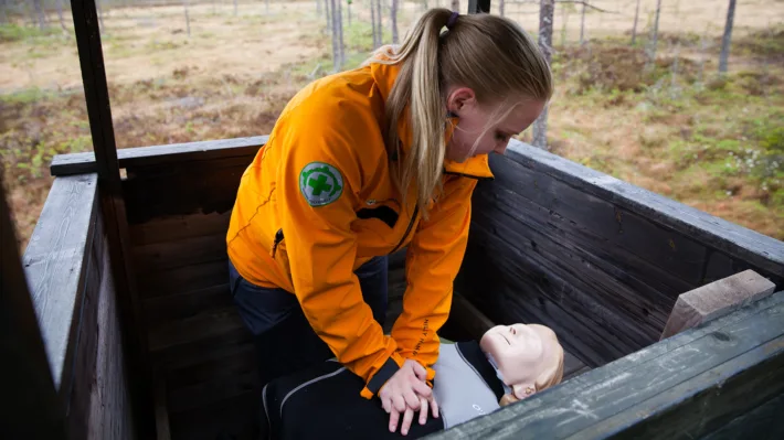 Anne Mette Sveen (Norsk Folkehjelp Rena) trener på førstehjelp under en øvelse på Elverum tidligere i år.