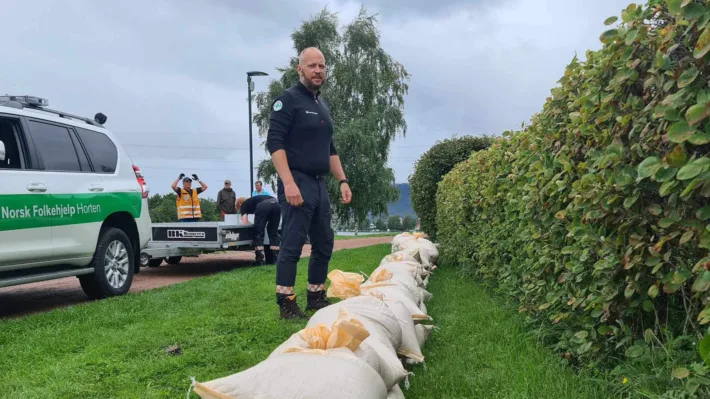 Frivillige fra Horten og Drammen stablet 1000 sandsekker for å sikre et borettslag ved Drammenselva.