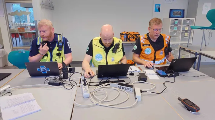 Odd Harald Johansen (i midten) med makker Esben Olsen og en kollega fra Norske Redningshunder i KO.