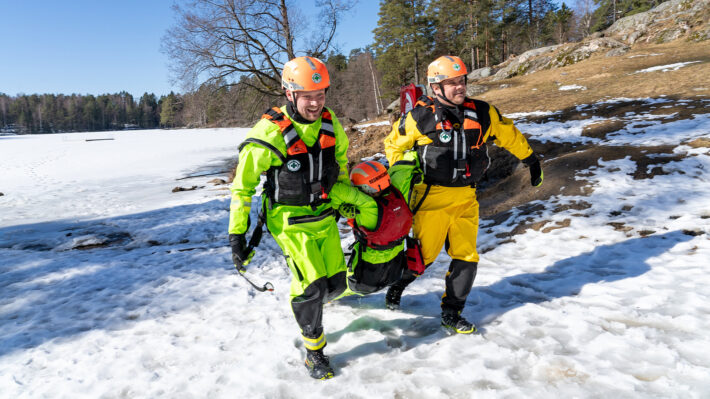 Vannredderne Bendik Westby Evensen og Kristoffer Kleven øver på redning med Julia Myki på åpningen av årets påskeberedskap.