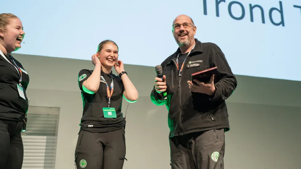 Synne Hegelstad, Beate Liberg og Trond Thoresen smiler etter overrekkelsen av prisen for årets ildjsel.