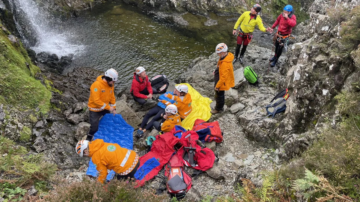 Mellom bratte skrenter trente mannskapene fra Norge sammen med de lokale redningsmannskapene. Stedet er en kjent "insta-spot" som tiltrekker seg mange turister.