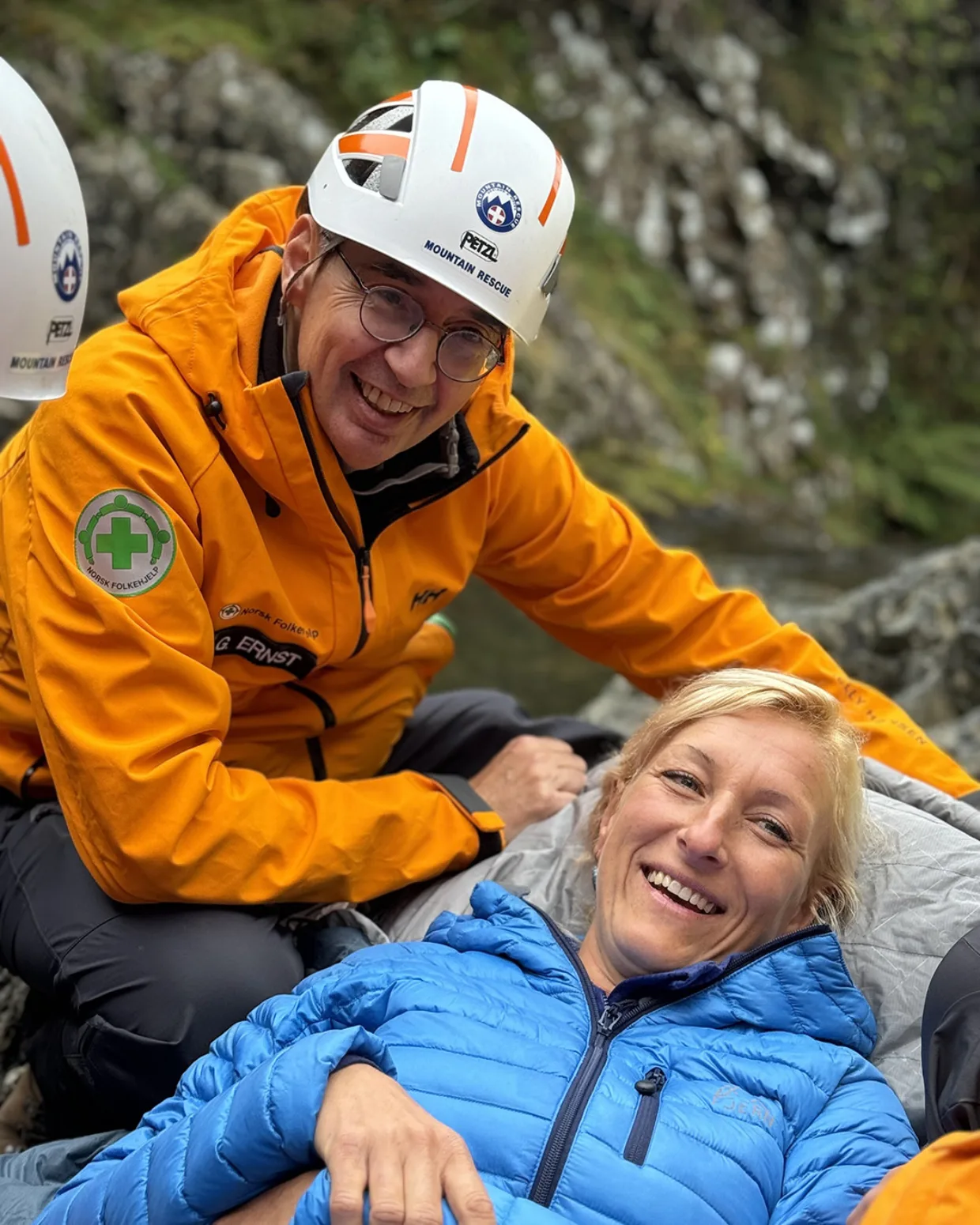 Gernot Ernst fra Norsk Folkehjelp Kongsberg sammen med markøren på øvelsen.