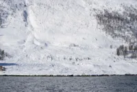 Snøskredet på Reinøya tok livet av to personer og ødela gården de bodde på.