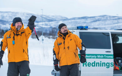 Norsk Folkehjelp har 2000 frivillige redningsmannskaper som er i beredskap for samfunnet. Bildet viser to frivillige fra Norsk Folkhjelp Midt-Troms.