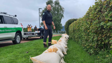 Norsk Folkehjelp Drammen og Sande fikk støtte fra Norsk Folkehjelp Horten til å legge ut flere tusen sandsekker ved Drammenselva.