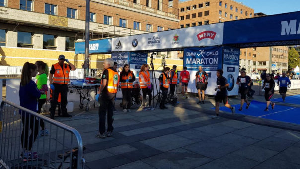 Bildet viser førstehjelpere i innsats i målområdet under Oslo Maraton