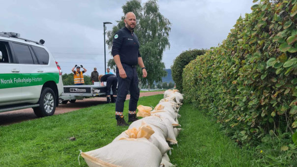 Norsk Folkehjelp Drammen og Sande fikk støtte fra Norsk Folkehjelp Horten til å legge ut flere tusen sandsekker ved Drammenselva.