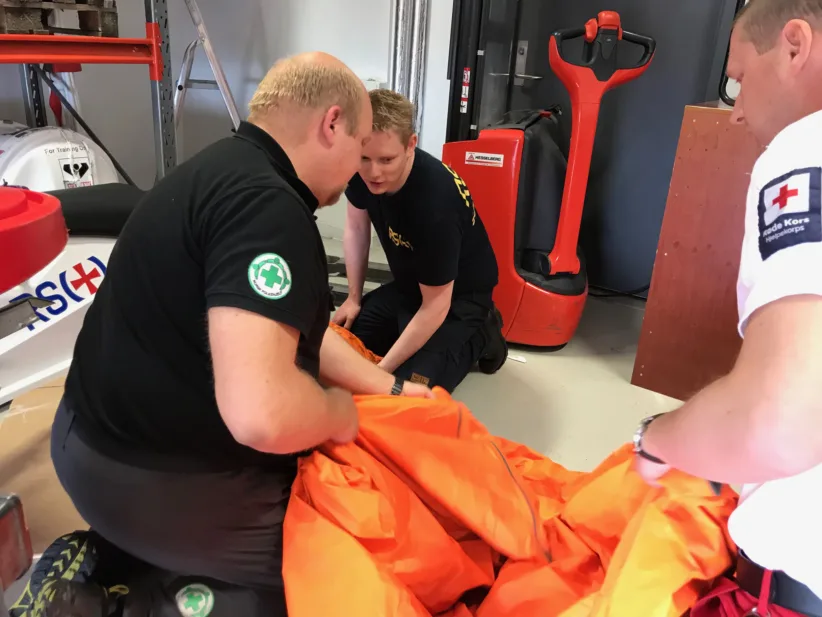 Akutthjelpere trener på behandling av pasient