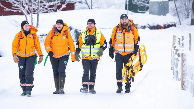 Medlemmene i Norsk Folkehjelp Modum og omegn bruker søndagen på å øve på søk og redning av sårbare personer. F.v.: Camilla Friseid, Jorun Løvaas Andersen, Geir Danielsen og Kim Bråten.