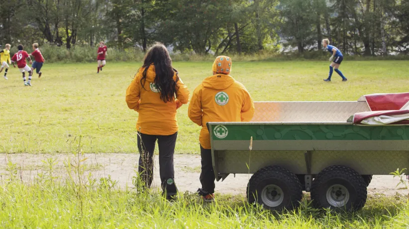 Førstehjelpere i beredskap under en fotballkamp på øya.