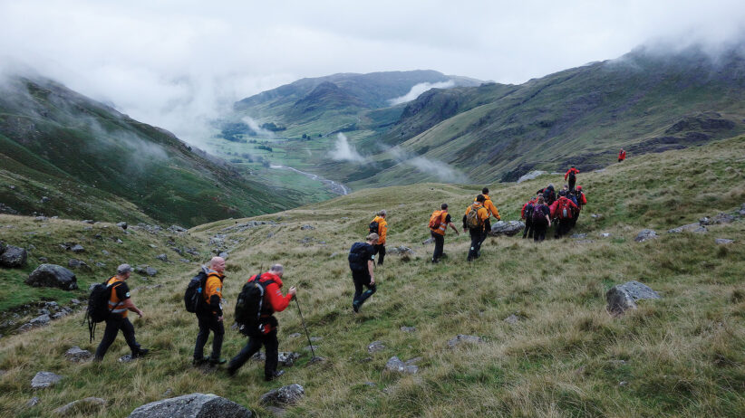 Mannskaper fra Norsk Folkehjelp på redningsaksjon med Langdale Ambleside Mountain Rescue