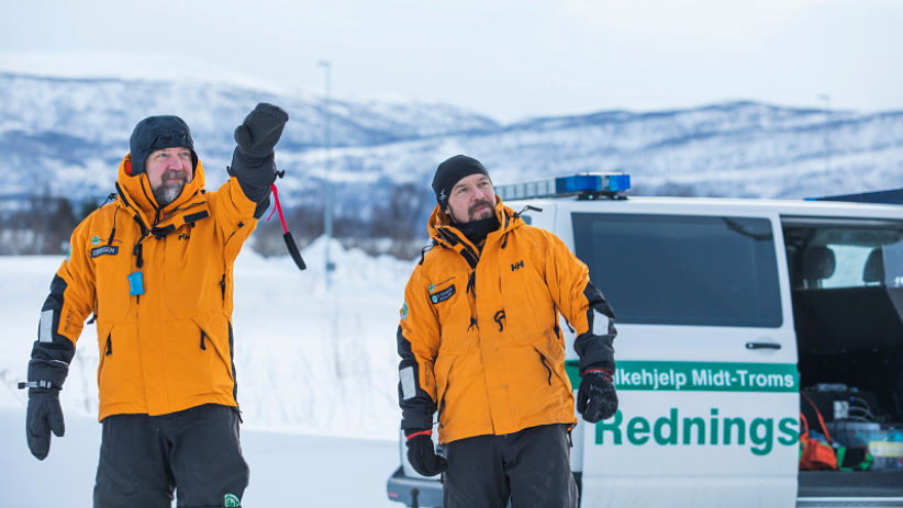 Norsk Folkehjelp har 2000 frivillige redningsmannskaper som er i beredskap for samfunnet. Bildet viser to frivillige fra Norsk Folkhjelp Midt-Troms.