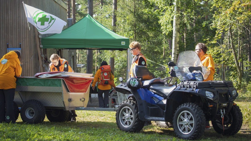 Førstehjelpere klargjør en ATV til beredskap på Utøya.