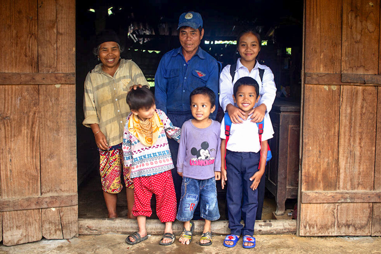 Ra Pat Loc med kone og sine fire barnebarn