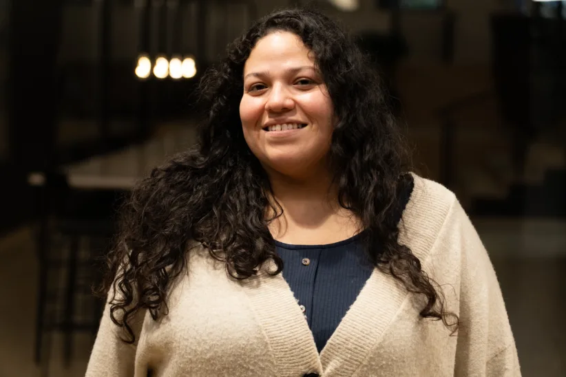Gabriela Paredes står og smiler.