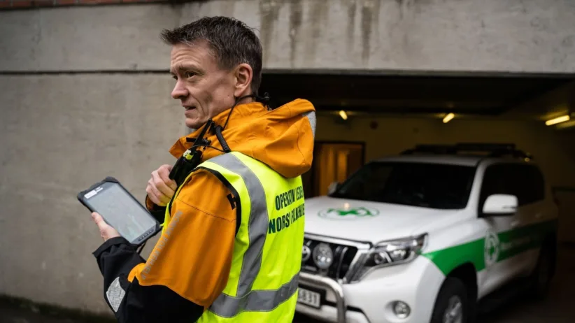 Harald Wisløff, frivillig i Norsk Folkehjelp Follo, mener det er viktig å også tenke egenberedskap i bilen.