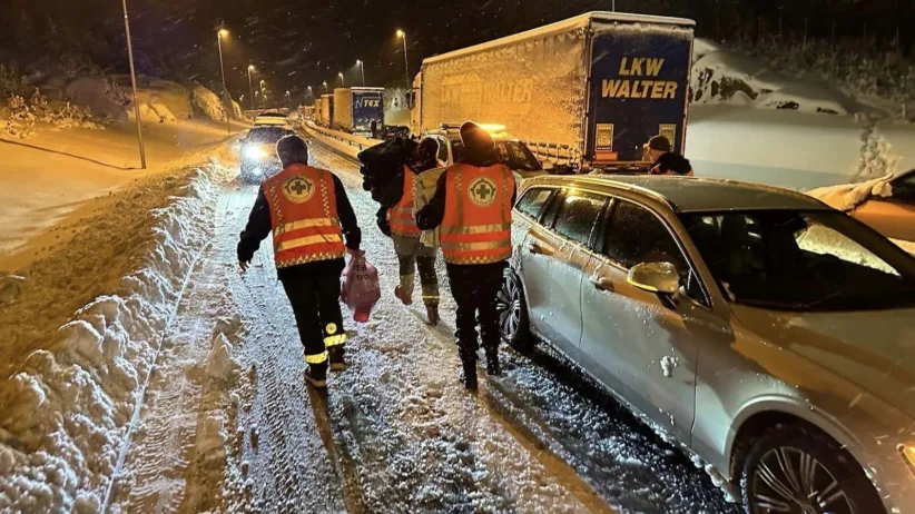 Frivillige redningsmannskaper hjelper bilister som ble stående i mange timer på E18 ved Ørje i 2023.