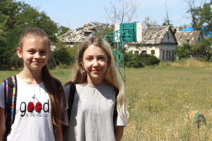 Nastya og Valeria foran den lokale, nedgrodde basketballbanen
