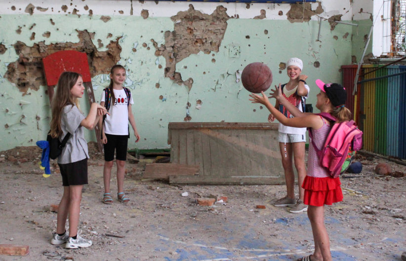 Nastya og venner leker i ruinene av den gamle skolen
