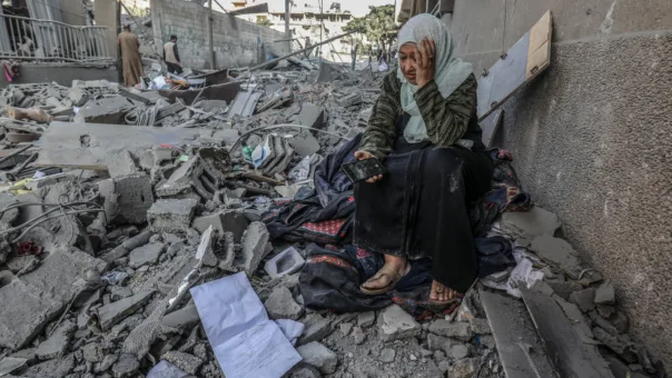 Kvinne i ruinene etter israelske bombeangrep på Gazastripen