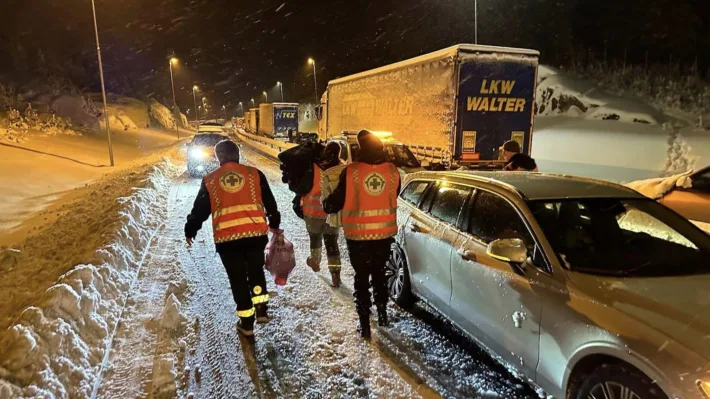 Frivillige hjelper bilister som ble stående i mange timer på E18 ved Ørje i 2023.