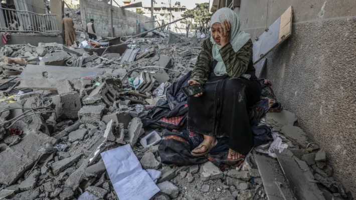 Kvinne i ruinene etter israelske bombeangrep på Gazastripen