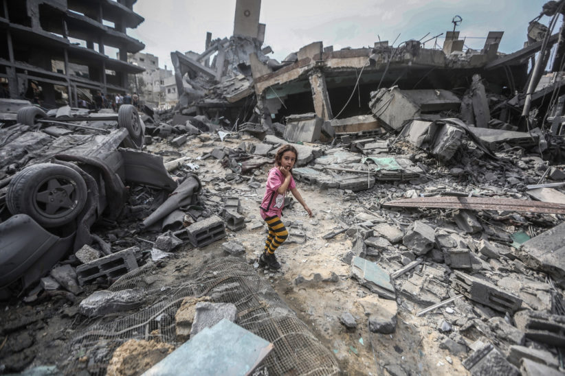 Jente går blant ruiner i Gaza