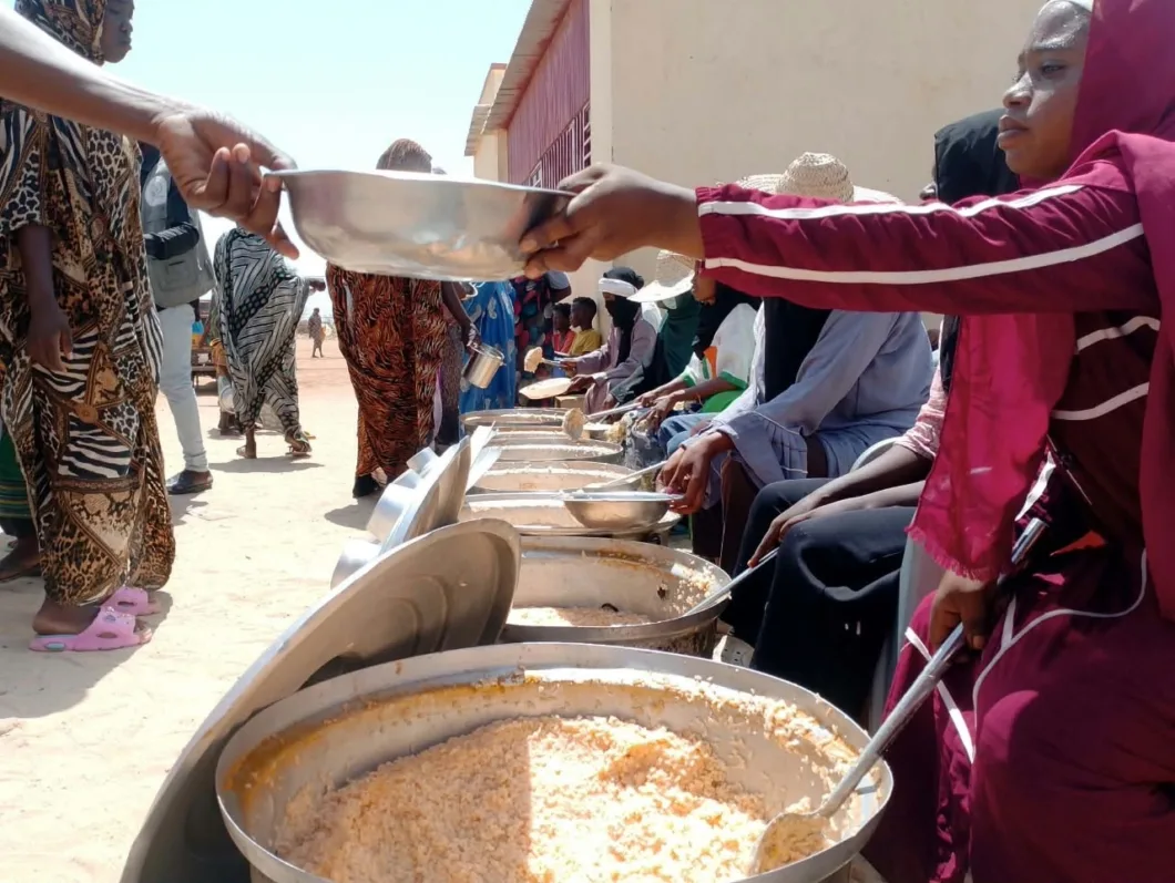 Emergency Response Rooms deler ut mat i Darfur-regionen.