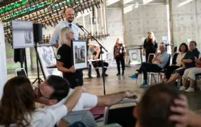 Solidaritetsauksjon er god stemning! Auksjonarius Christer Holm og frivillig i Norsk Folkehjelp, Linda Træet, presenterer ett av de 130 verkene som ble donert av engasjerte kunstnere.