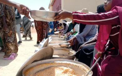 Emergency Response Rooms deler ut mat i Darfur-regionen.