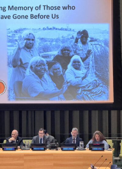 Fire i et panel og en skjerm som viser eldre aboriginer-kvinner