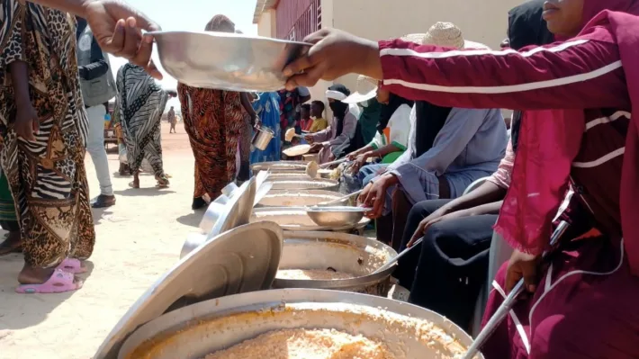 Emergency Response Rooms deler ut mat i Darfur-regionen.