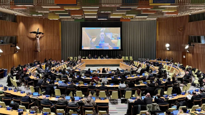 Oversiktsbilde fra innsiden av statspartsmøtet. Representanter sitter i en halvsirkel